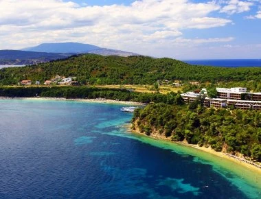 Σκιάθος: Κάτοικοι γέμισαν με νερό βαρέλια που ξέβρασε η θάλασσα και τα έβαλαν στο δάσος ως μέτρο πυρασφάλειας! (φωτό)